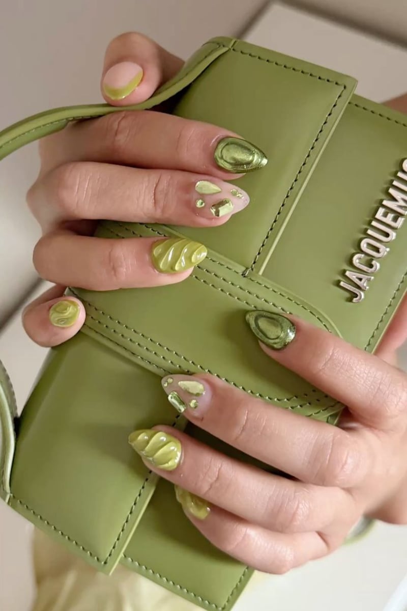 Uñas matcha elegantes