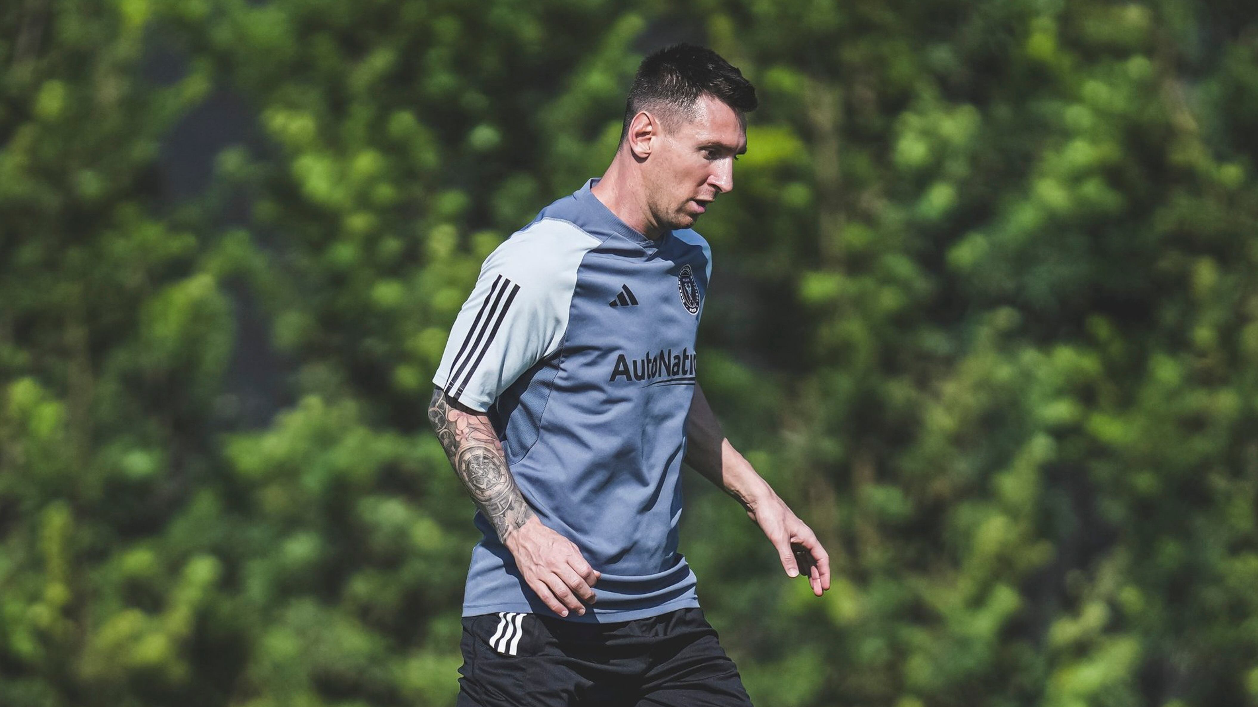 El astro argentino apareció sin barba.