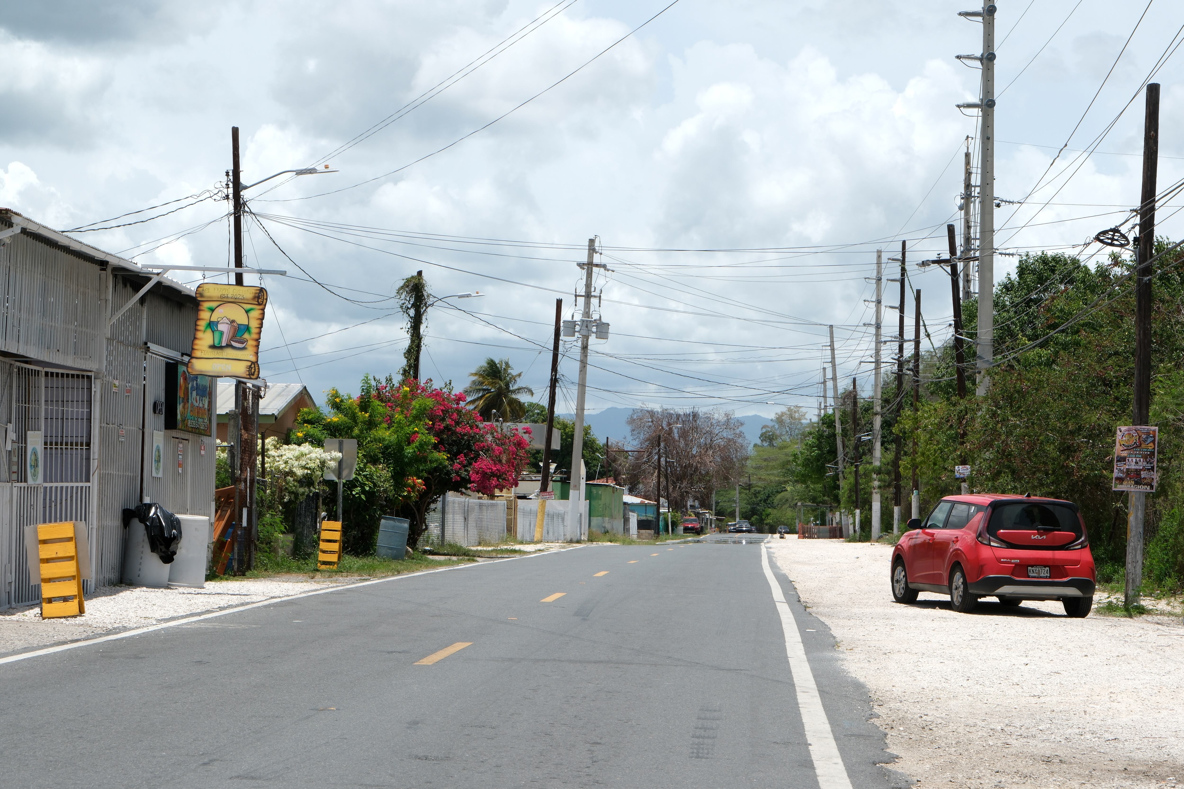 La carretera 333, conocida como la Ochoa en Guánica, también fue descontaminada.
Foto por Norenid Feliciano | Centro de Periodismo Investigativo