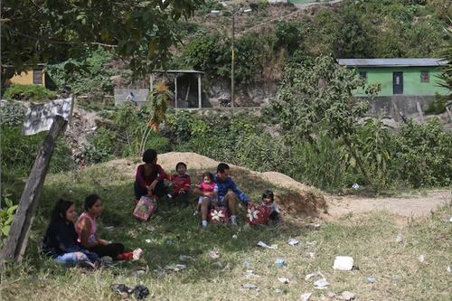 Sigue búsqueda de niña que fue lanzada a laguna