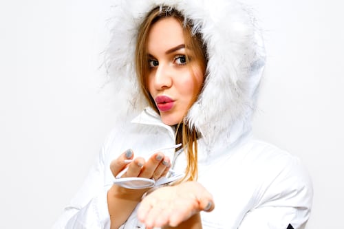 ¿Qué es el ‘glacial look’? La tendencia de maquillaje para Navidad que está cautivando a todas