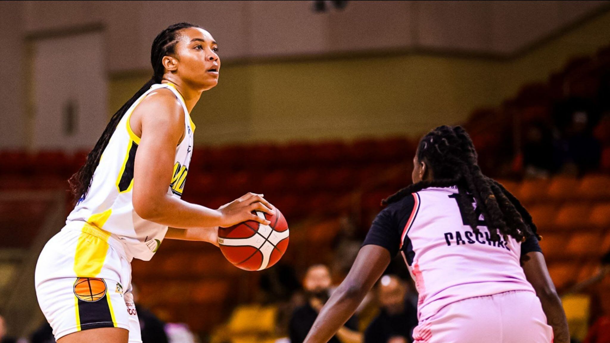 Imani McGee tuvo otra noche de puro dominio con 29 puntos y 19 rebotes.
