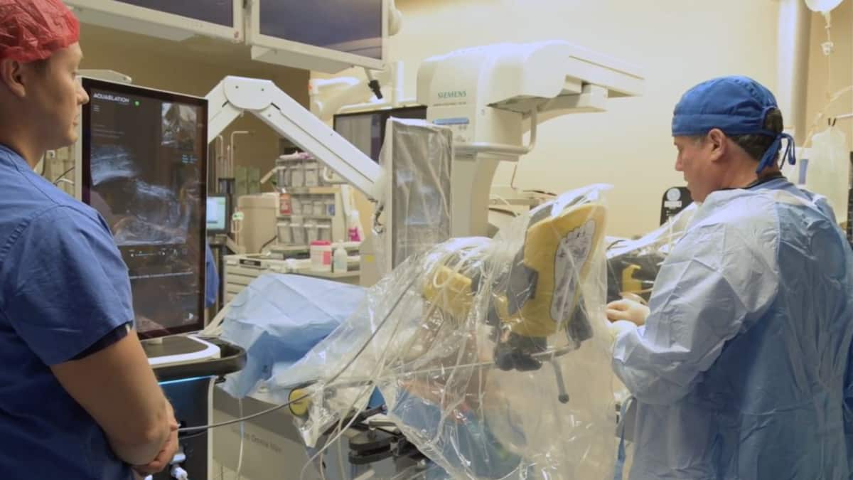 Doctores realizan cirugía