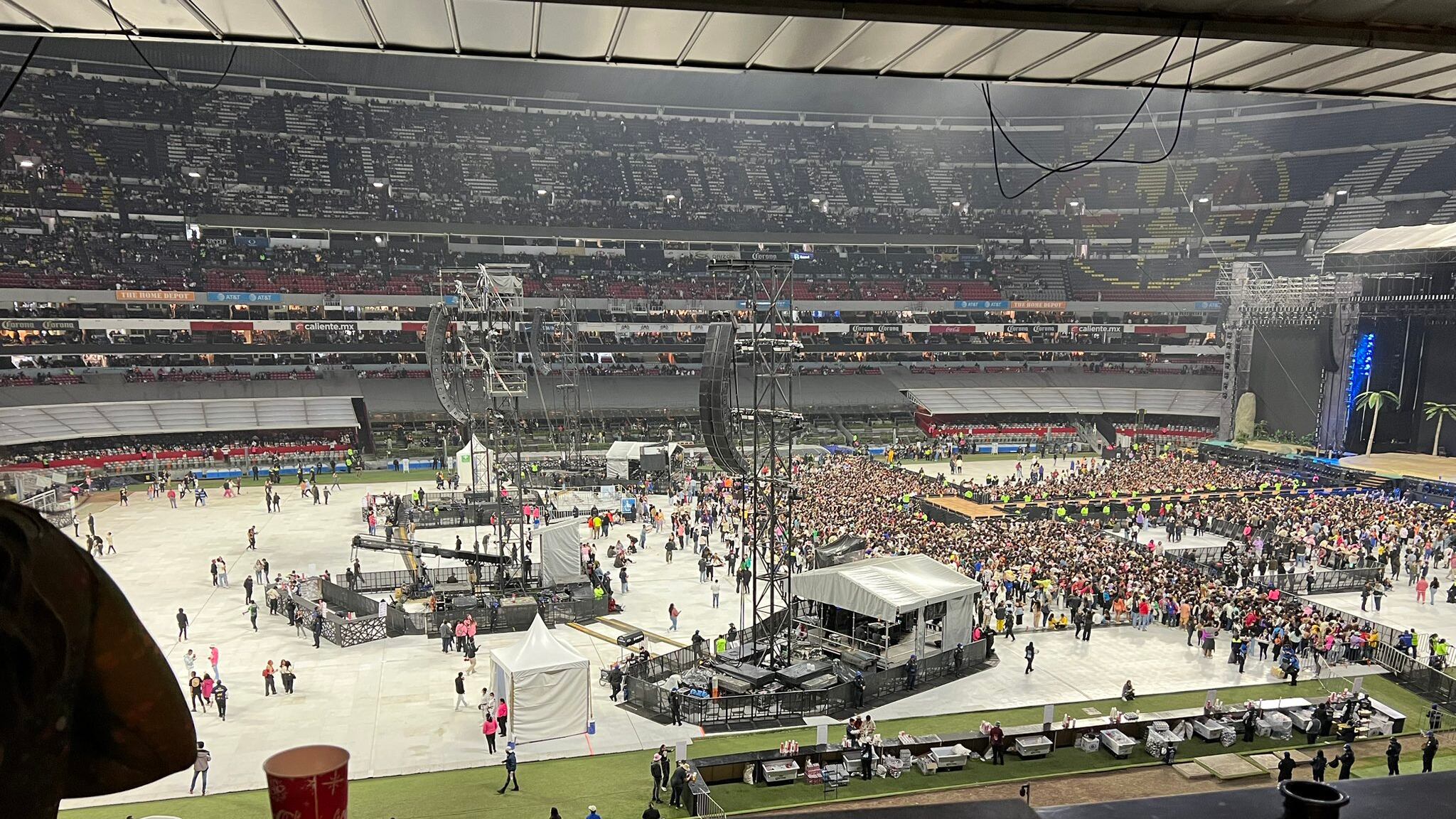 Estadio Azteca casi vacío durante concierto de Bad Bunny.