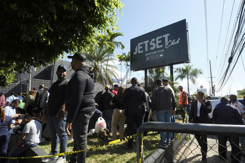 La gente se reúne afuera de la discoteca Jet Set luego de que su techo se derrumbara durante un concierto de merengue en Santo Domingo. (Foto AP/Ricardo Hernández)