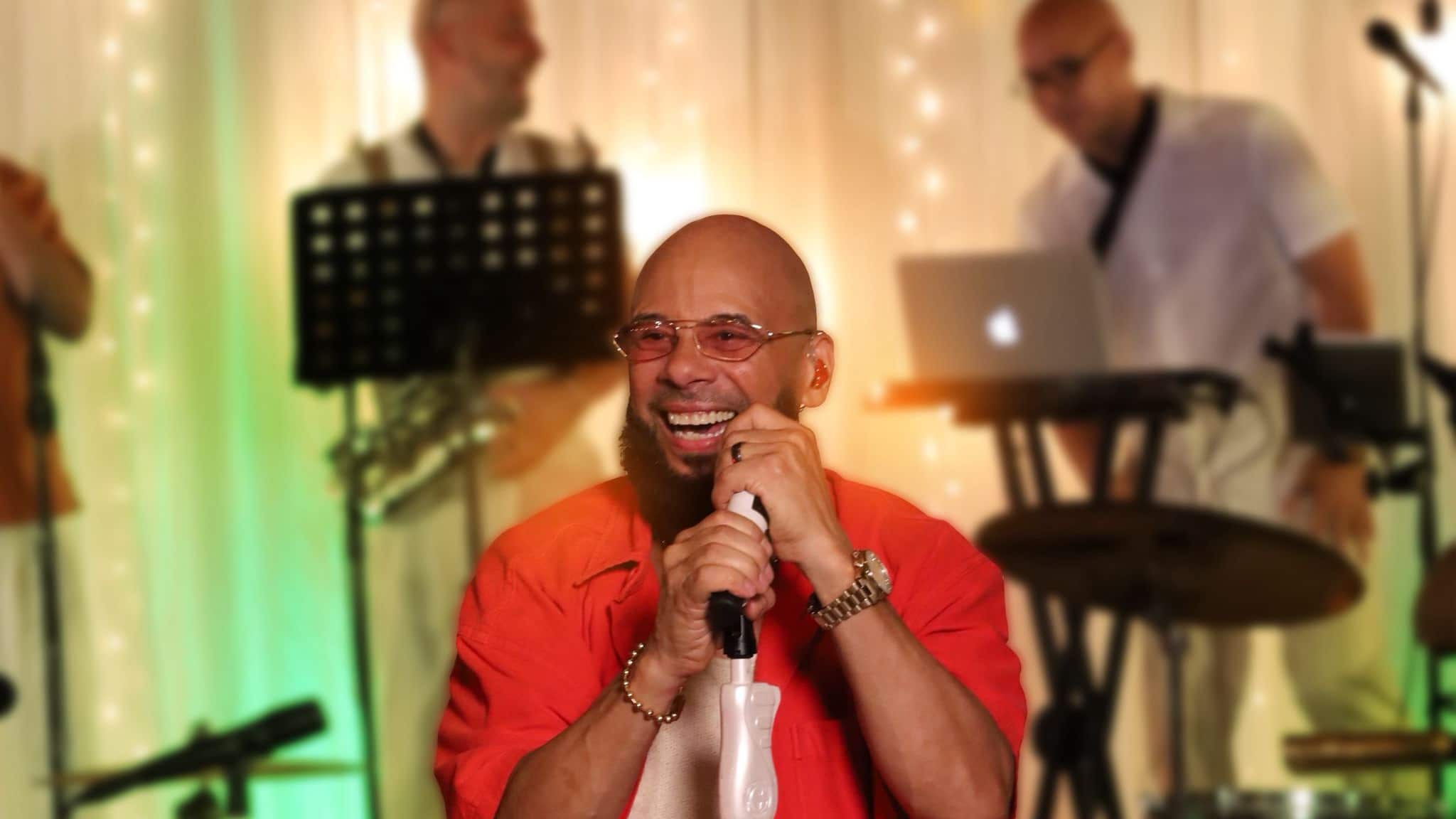 Oscar Serrano presenta su especial musical "Locura Navideña con Oscarito".