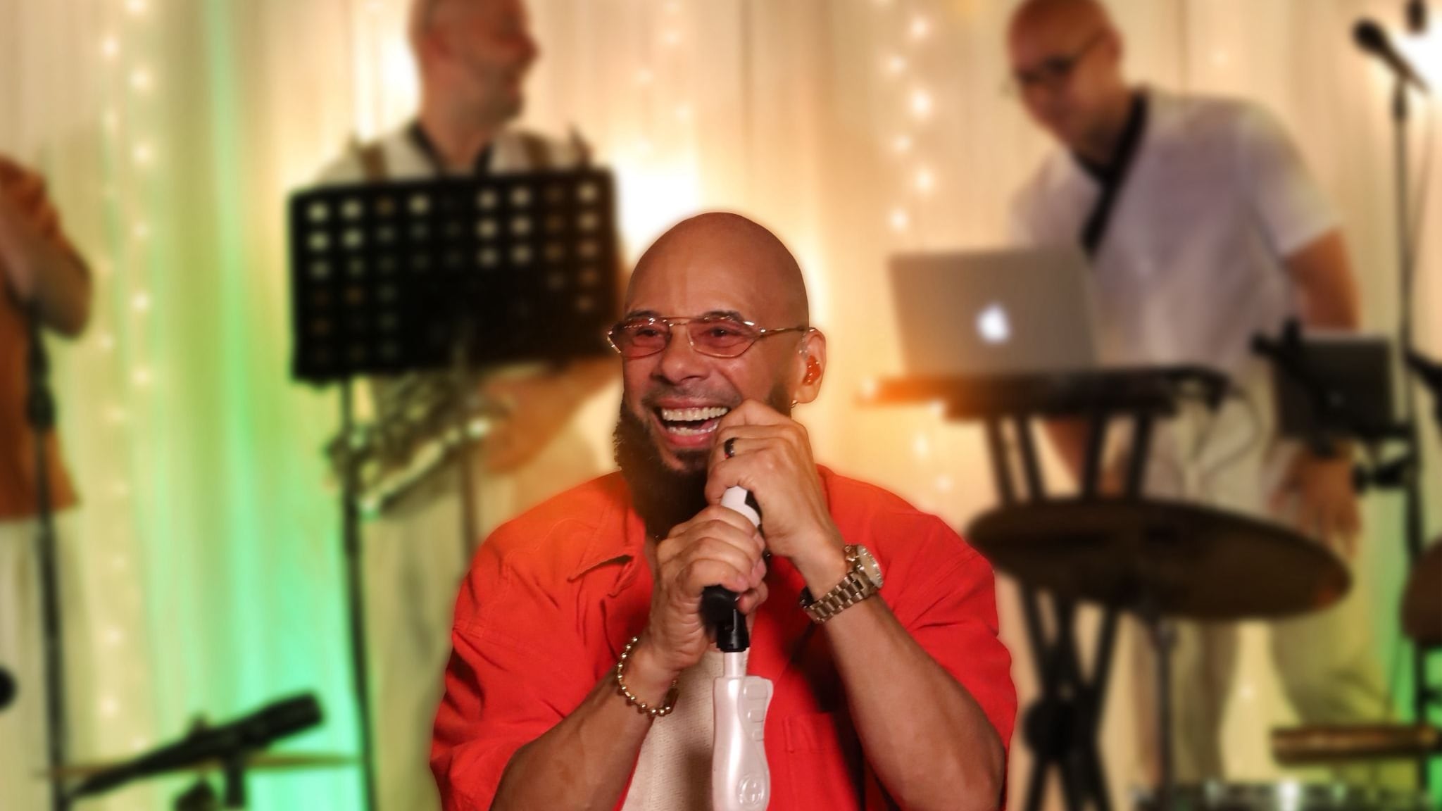 Oscar Serrano presenta su especial musical "Locura Navideña con Oscarito".