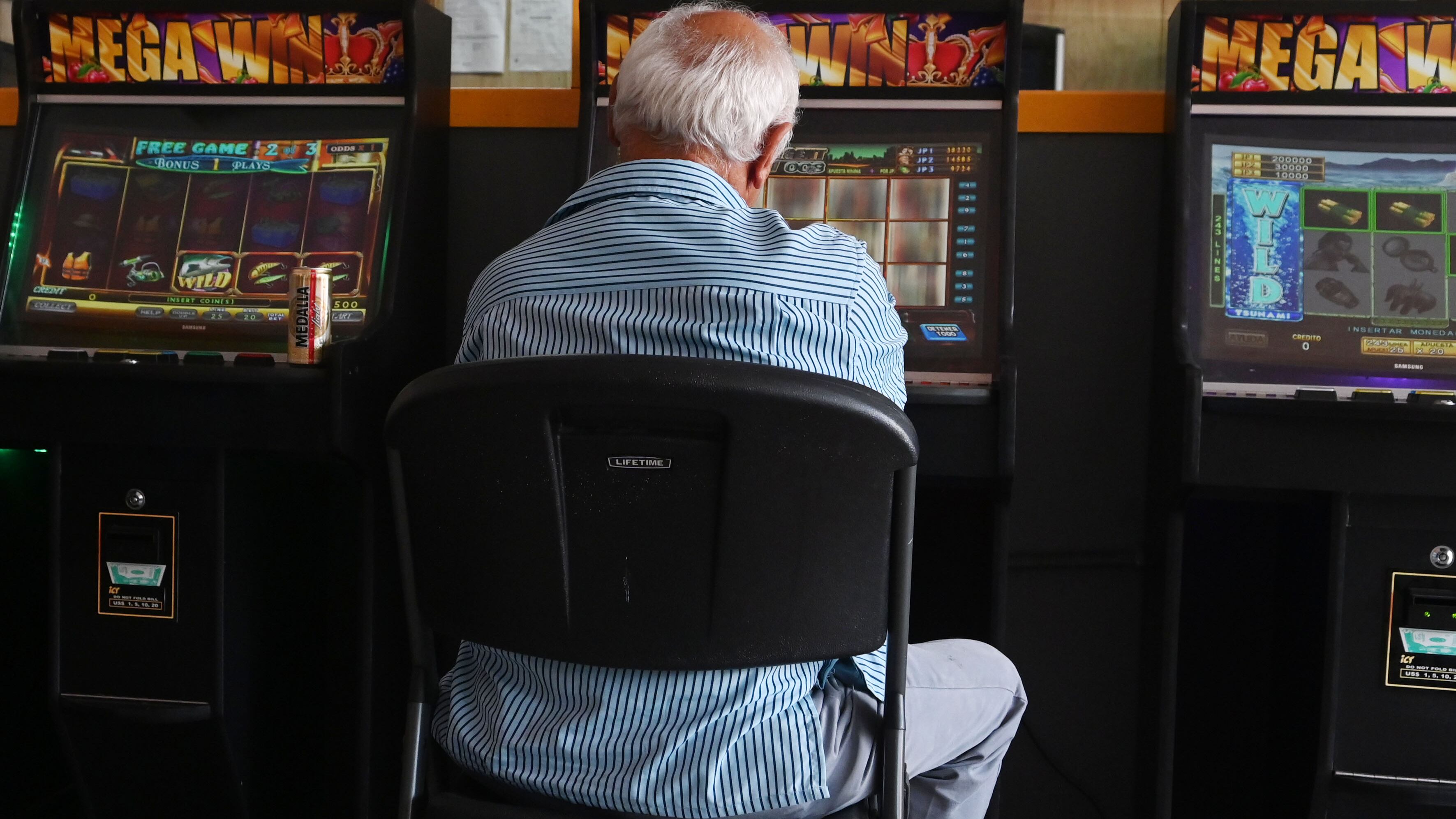 Cliente juega en una máquina de azar