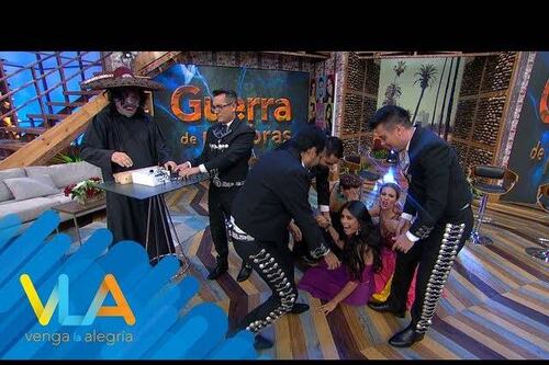 Conductora de programa de televisión se electrocuta en pleno programa