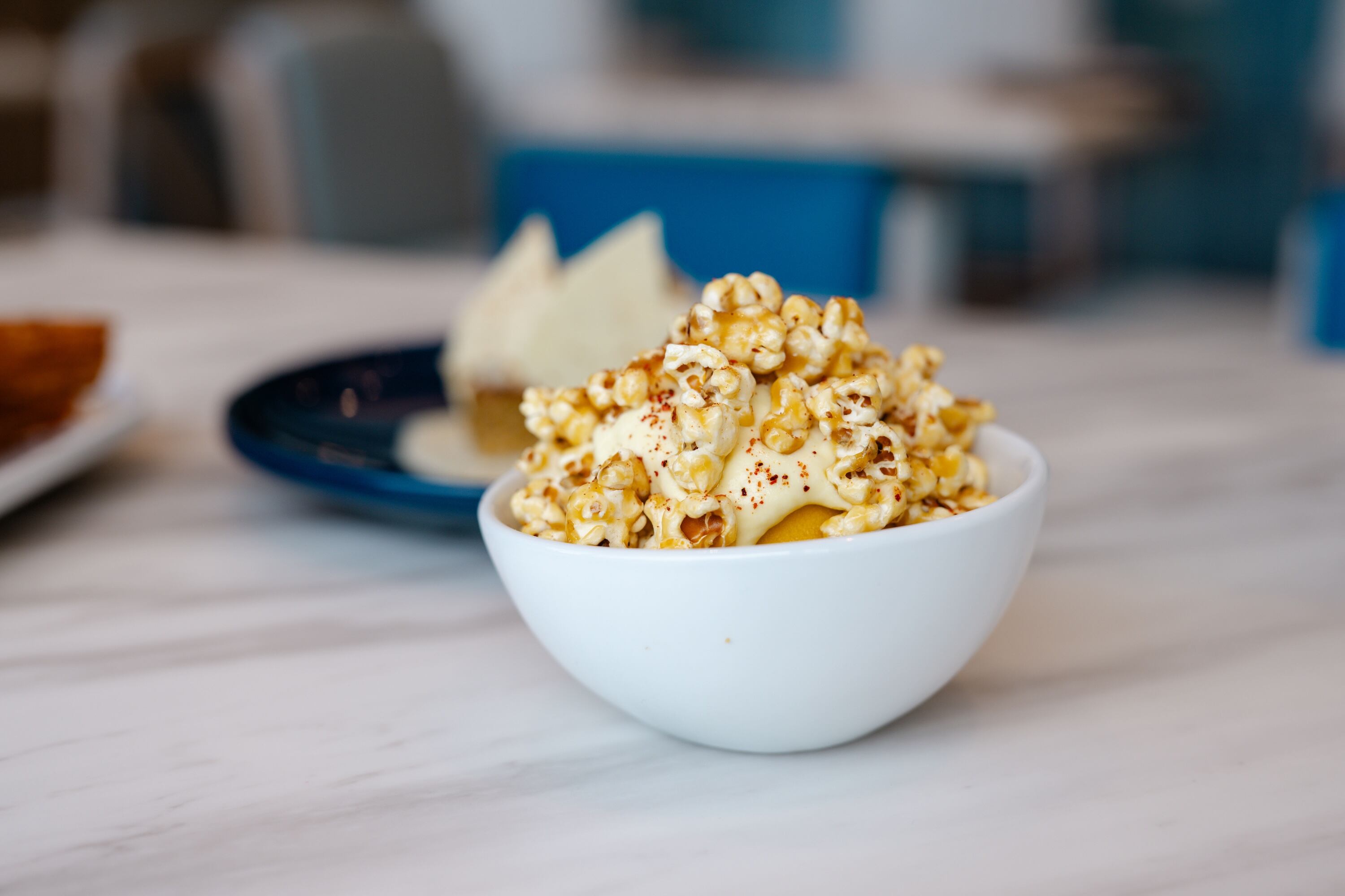 AQA Oceanfront cuenta con un menú de coctelería y postres, inspirado en los sabores más representativos de la isla.