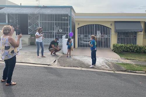 Sorprenden a niños con desfile de carros para celebrar graduación