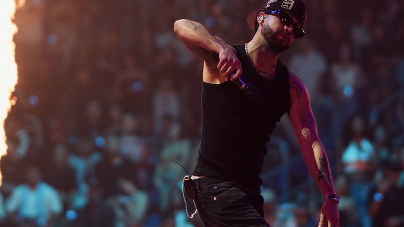 Mora sobre el escenario del Coliseo de Puerto Rico, despidiendo su gira mundial “Lo mismo de la otra vez tour”.