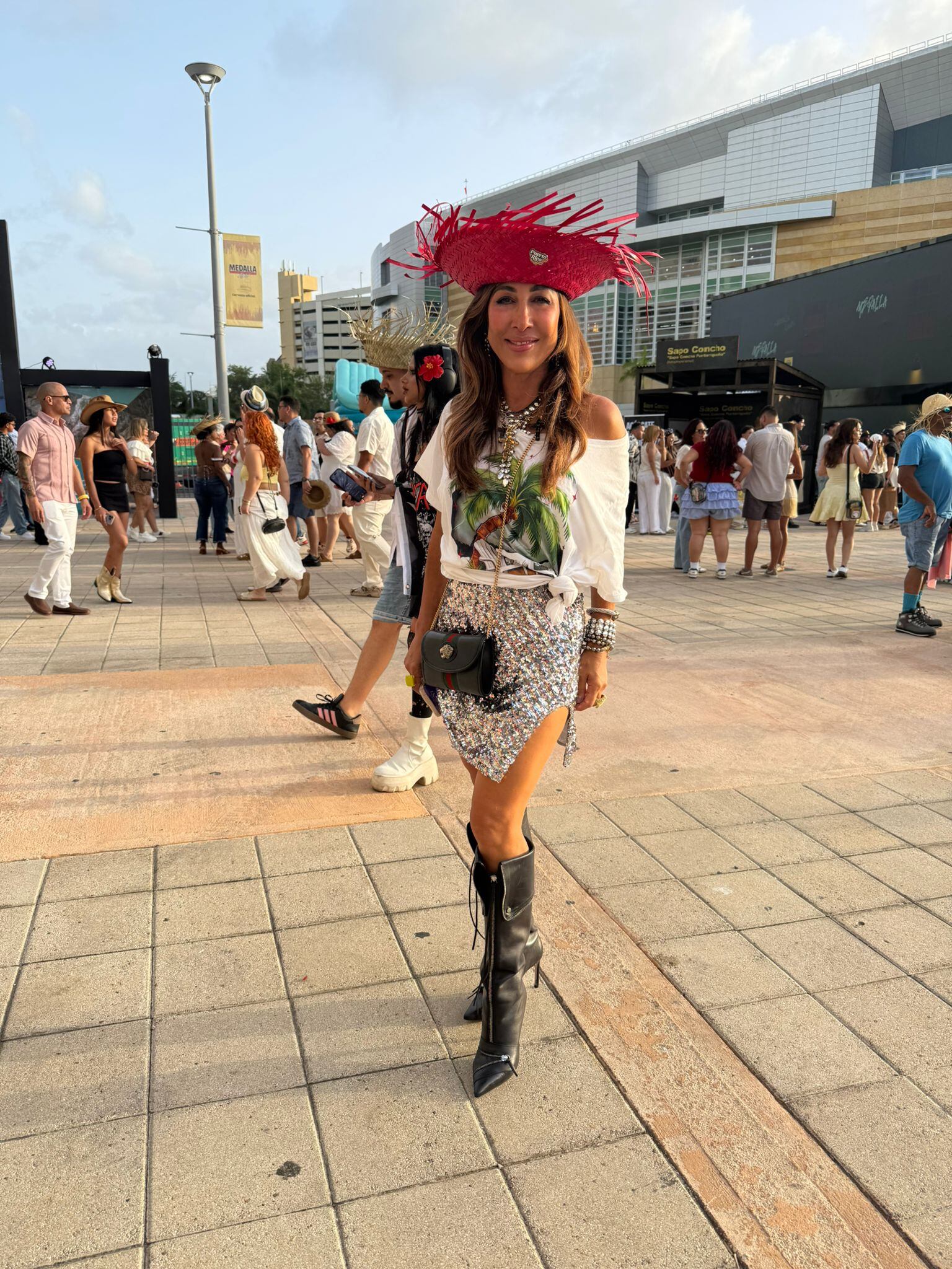 Fanáticos de Bad Bunny lucieron sus mejores vestidos, al estilo boricua para la primera función del concierto.