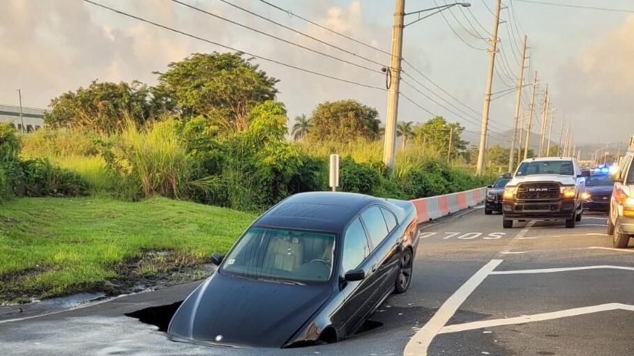 Carro cae en socavón en Humacao