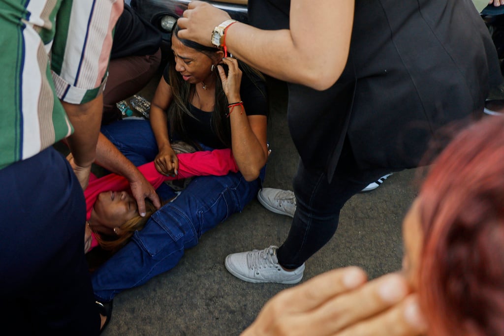 Familiares lloran mientras esperan noticias de sus seres queridos afuera de la discoteca Jet Set. (Foto AP/Eddy Vittini)