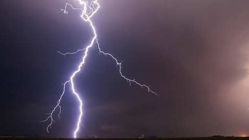 VIDEO: futbolista murió después de ser alcanzado por un rayo en Indonesia