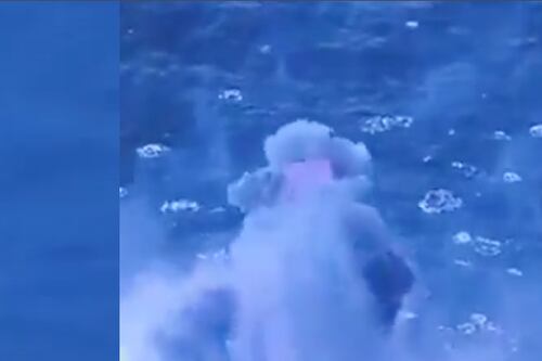 El momento en que Estados Unidos destruyó otra lancha con presuntos narcotraficantes cerca de Venezuela