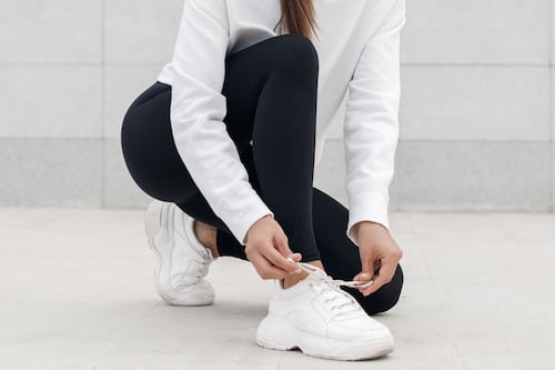 ¿Adiós tenis blancos y negros? Este es el color que está obsesionando a las mejor vestidas y es elegante