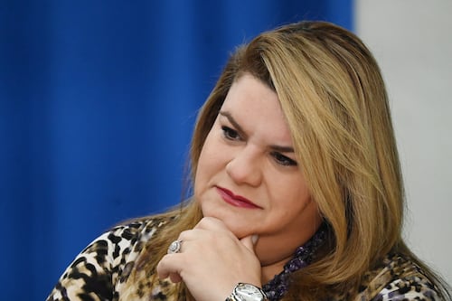 Gobernadora ordena a LUMA eliminar cargos a clientes con placas solares de menos de 25 kilovatios