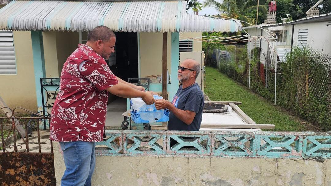 Entregan agua a residentes afectados por apagones en Santa Isabel