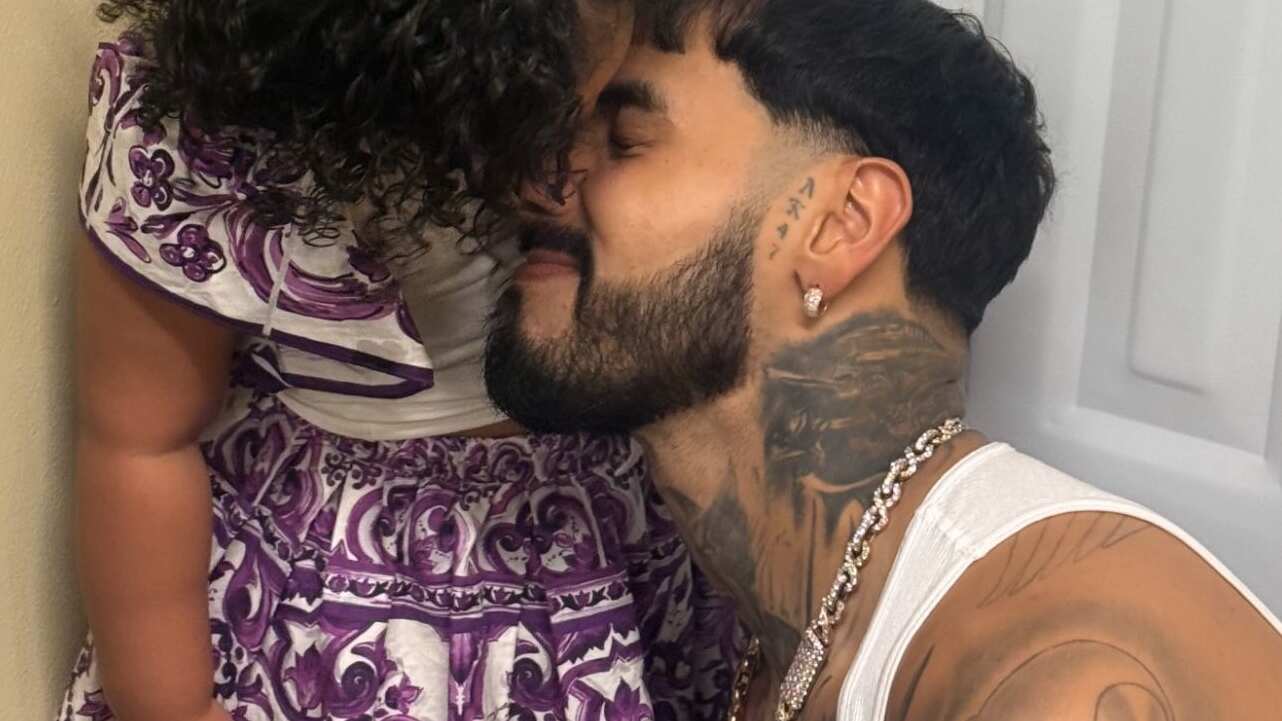 Anuel AA compartiendo con su hija Cattleya, luego de su concierto en el Estadio Quisqueya Juan Marichal, en Santo Domingo (República Dominicana).