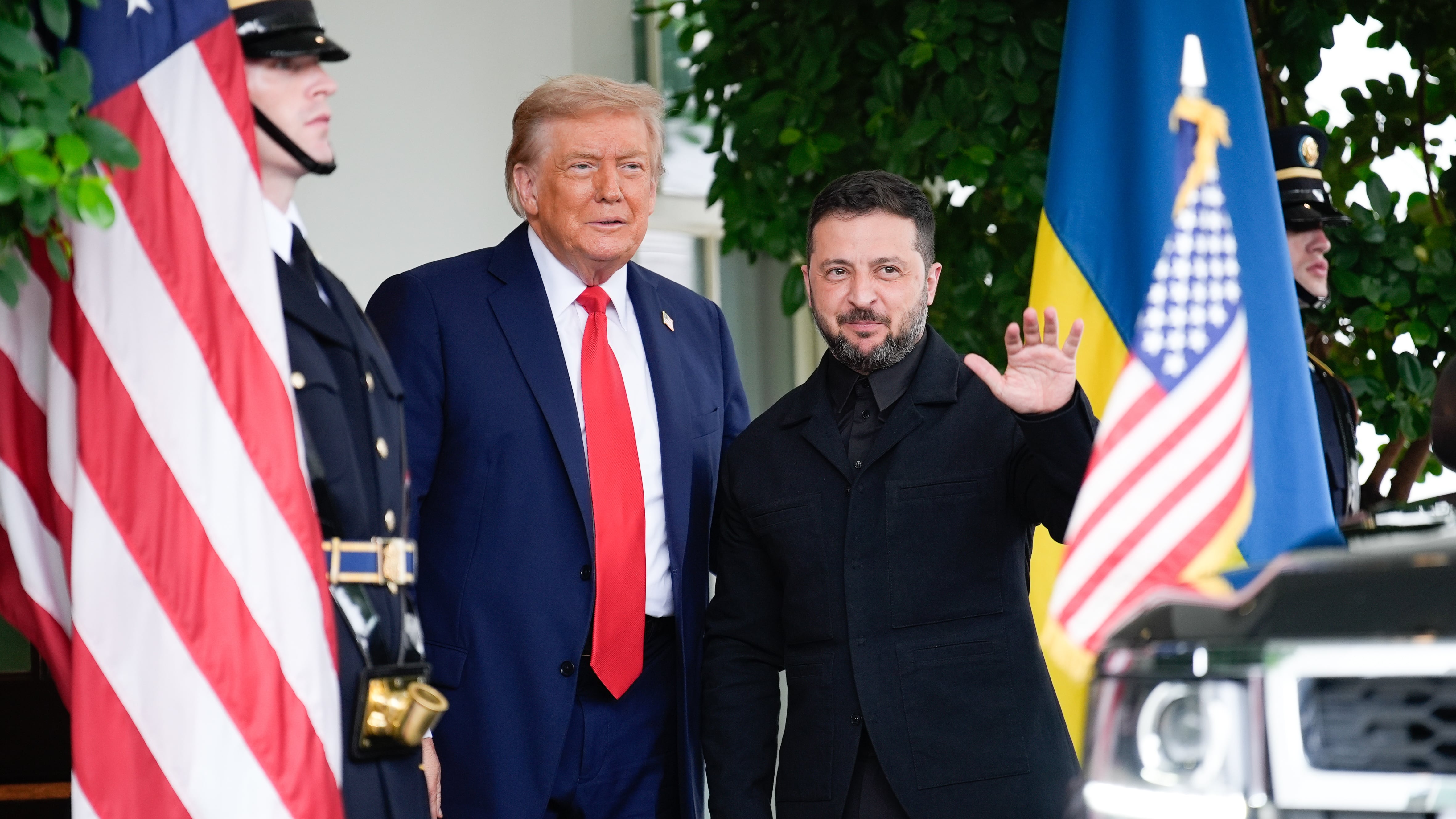 El presidente estadounidense, Donald Trump y su homólogo ucraniano, Volodimir Zelenski (d), a la llegada de éste a la Casa Blanca, momentos antes de su encuentro con líderes europeos, este lunes en Washington. El presidente estadounidense, Donald Trump, recibió este lunes en la Casa Blanca a su homólogo ucraniano, Volodímir Zelenski