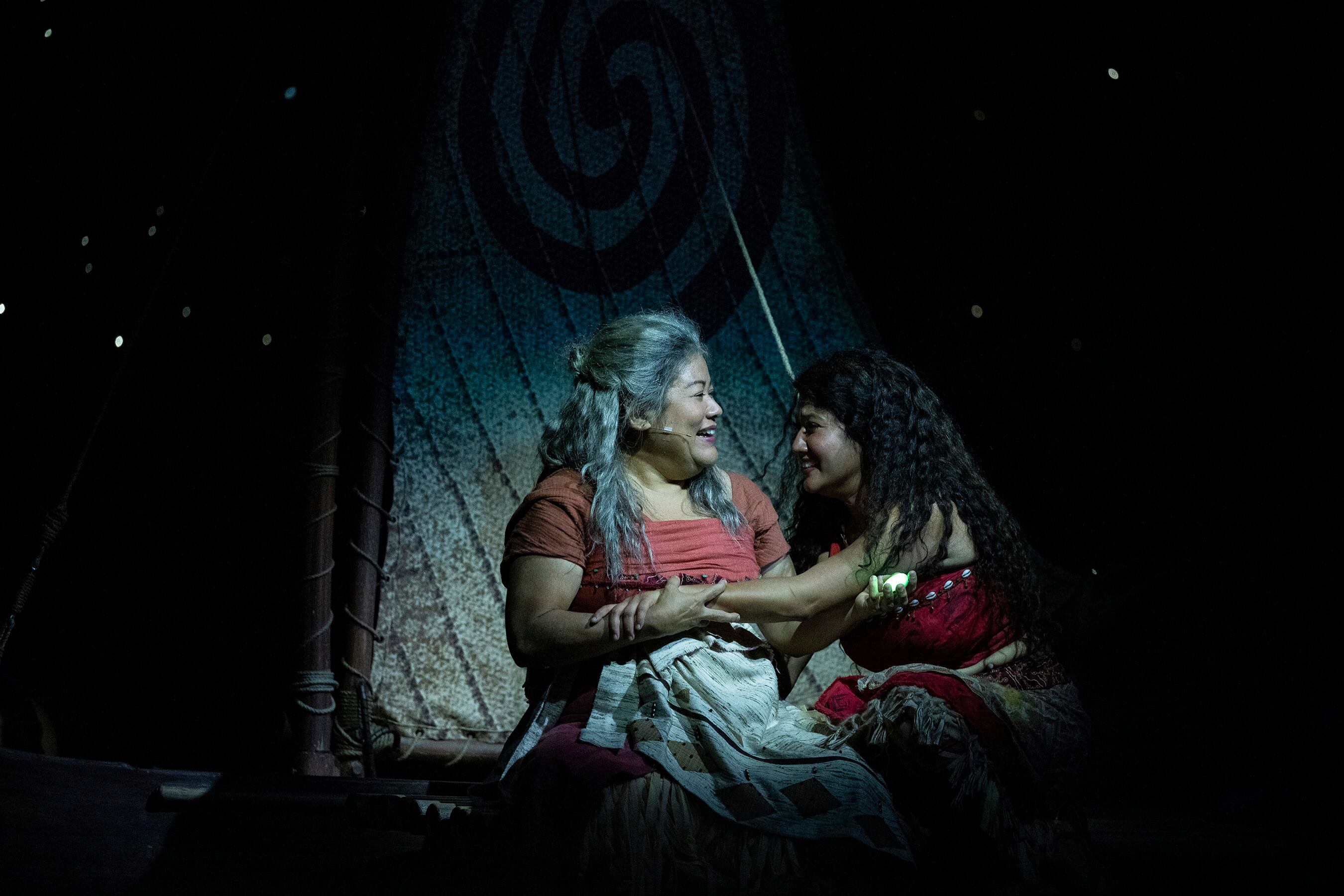 “Disney The Tale of Moana” da vida por primera vez a la historia de aventuras de Moana en el Walt Disney Theatre a bordo del nuevo barco de Disney Cruise Line, el Disney Treasure. Con una escenografía y una música llena de elementos de la cultura de las Islas del Pacífico que inspiran el clásico cuento de iniciación, esta innovadora producción sumergirá al público en una aventura transformadora por tierra y mar. Los visitantes vivirán la historia de Moana como nunca antes, con nuevas canciones, marionetas a gran escala y efectos especiales innovadores.