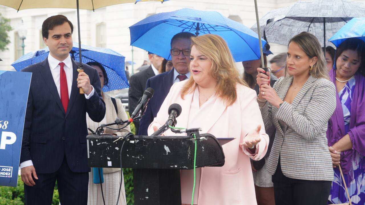 La gobernadora estuvo en la capital federal en la presentación del proyecto presentado por el comisionado residente.