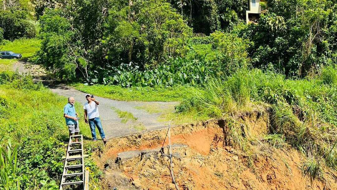 Una familia quedó aislada luego que Fiona provocara derrumbe de carrertera en la zona