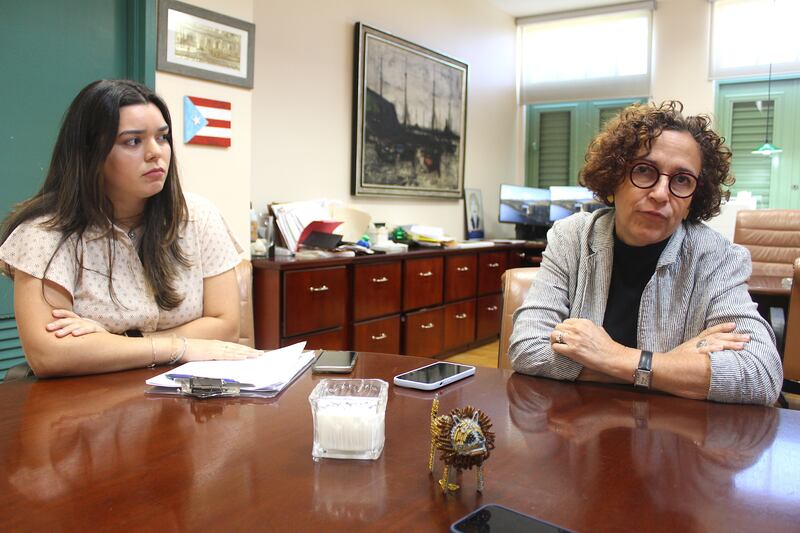 En la foto, las arquitectas Jomarly Cruz Galarza (izquierda), directora de la Oficina de Planificación y Desarrollo Físico del Recinto; y Mayra Jiménez Montano, ayudante especial en Asuntos de Infraestructura.