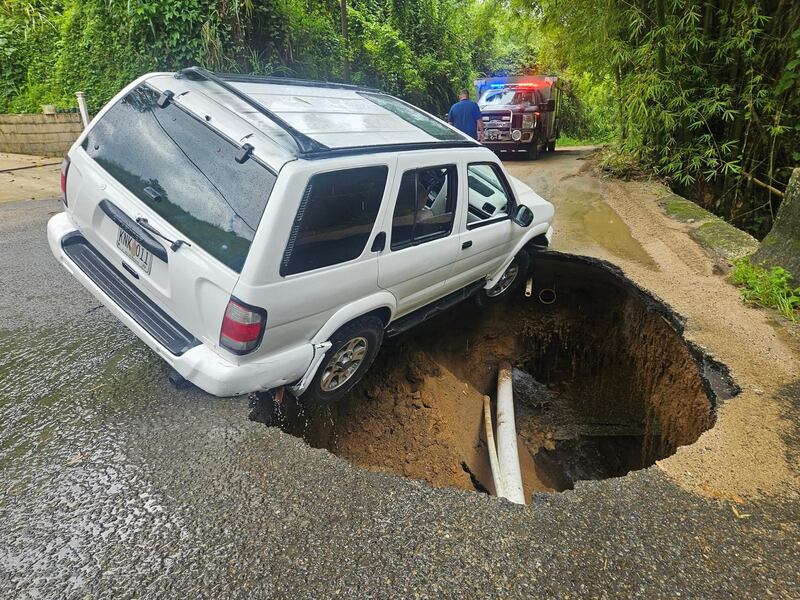 Personal de OMME de Utuado y la Policía Municipal se encuentran trabajando en la escena.