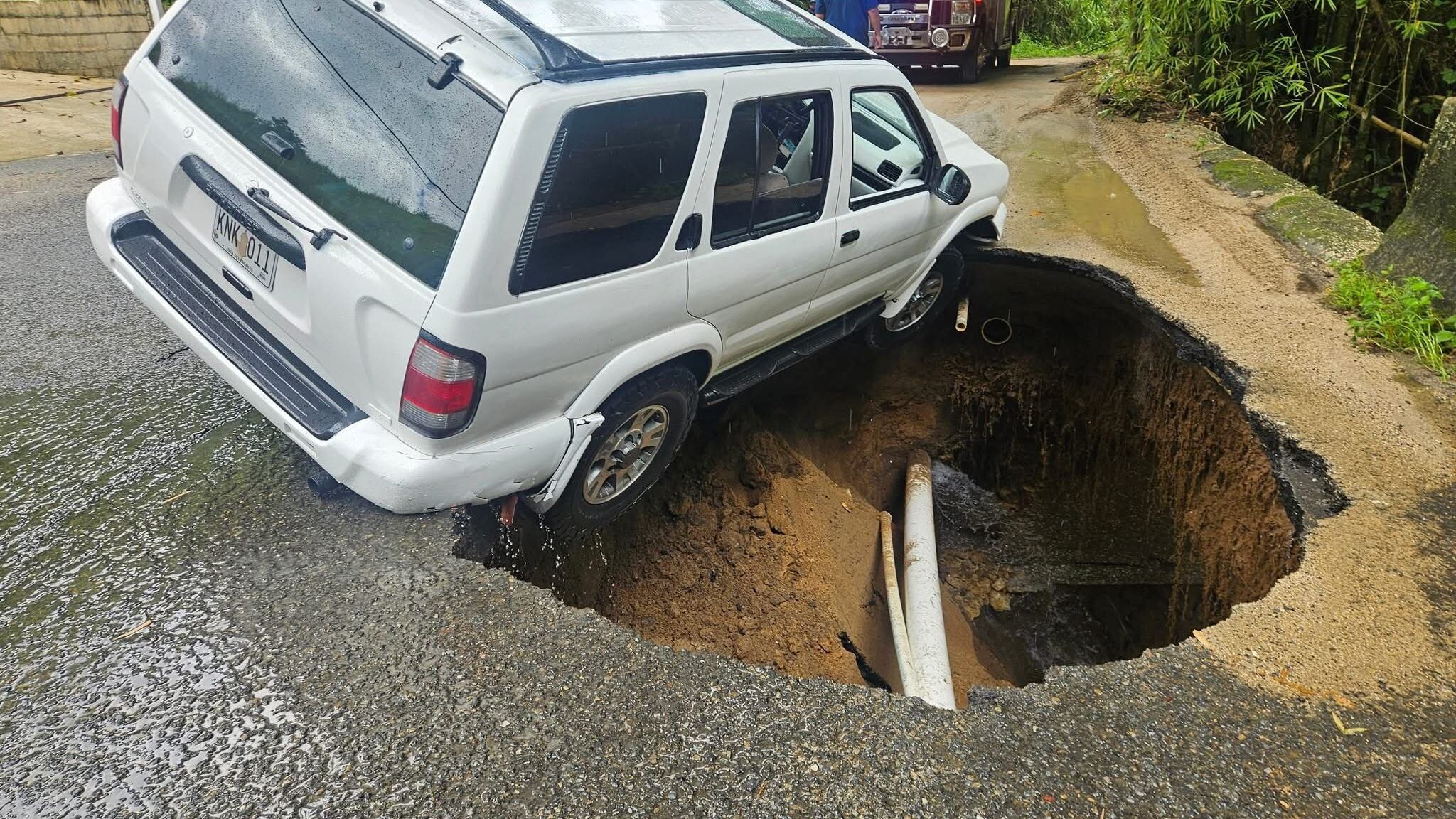Personal de OMME de Utuado y la Policía Municipal se encuentran trabajando en la escena.