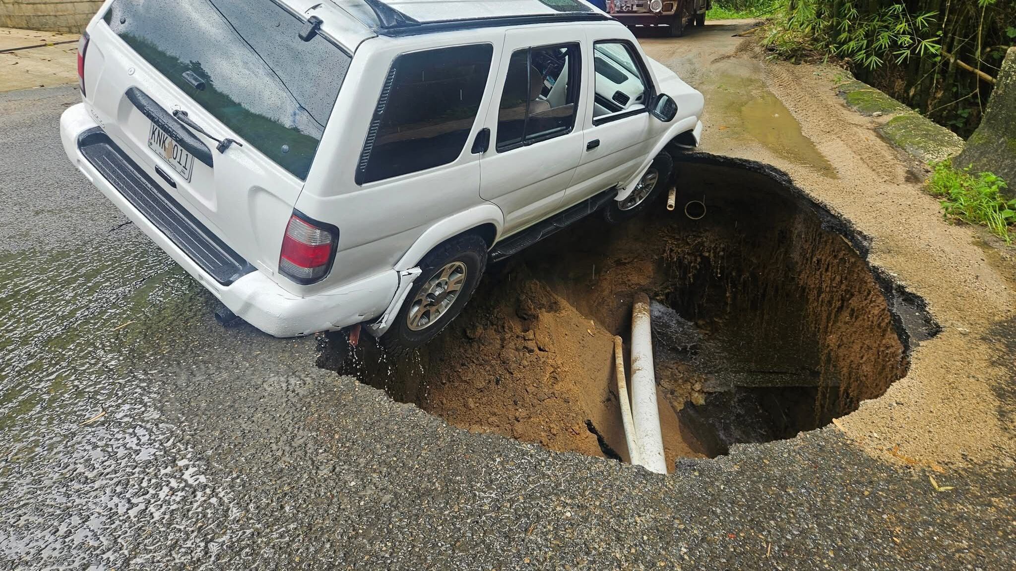 Personal de OMME de Utuado y la Policía Municipal se encuentran trabajando en la escena.