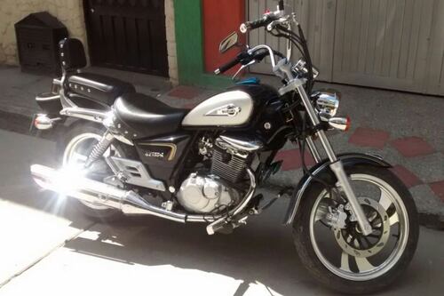 En video quedó registrado como delincuentes bajaron a una mujer de su moto