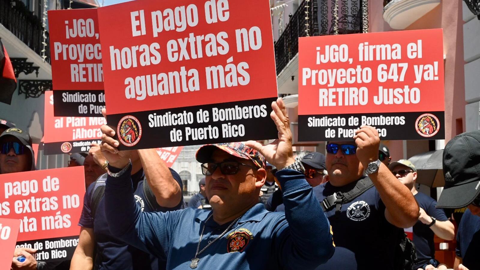 Bomberos de Puerto Rico llegan a La Fortaleza para abogar por su retiro