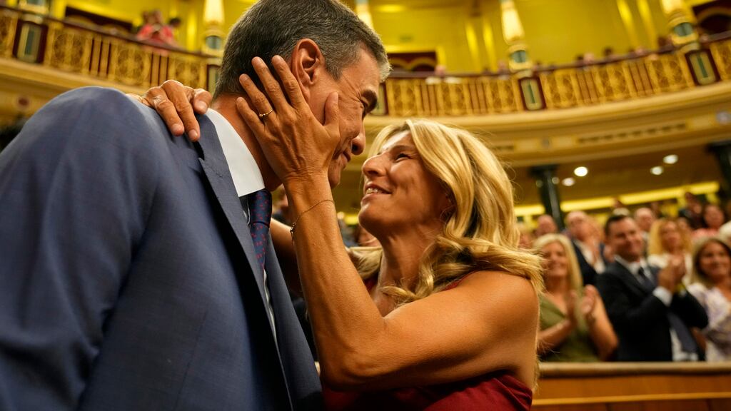 El presidente del gobierno español en funciones, Pedro Sánchez, es abrazado por la líder de Sumar, Yolanda Díaz, antes de una votación en el Congreso de los Diputados español en Madrid, España, el jueves 17 de agosto de 2023. (AP Foto/Paul White)