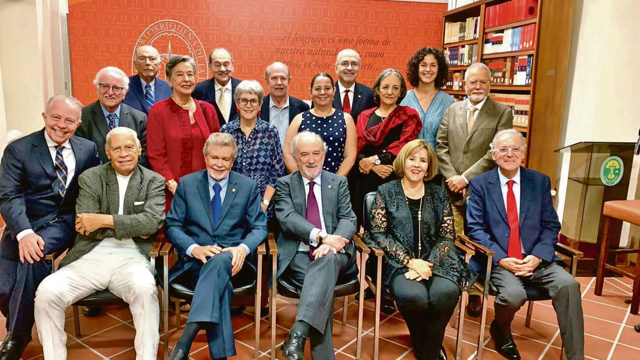 Quenepa, mofongo, pavera y moriviví son algunas palabtas utilizadas en Puerto Rico que esperan ingresar a la RAE. Foto de visita institucional de la RAE a Puerto Rico el mes pasado. / RAE