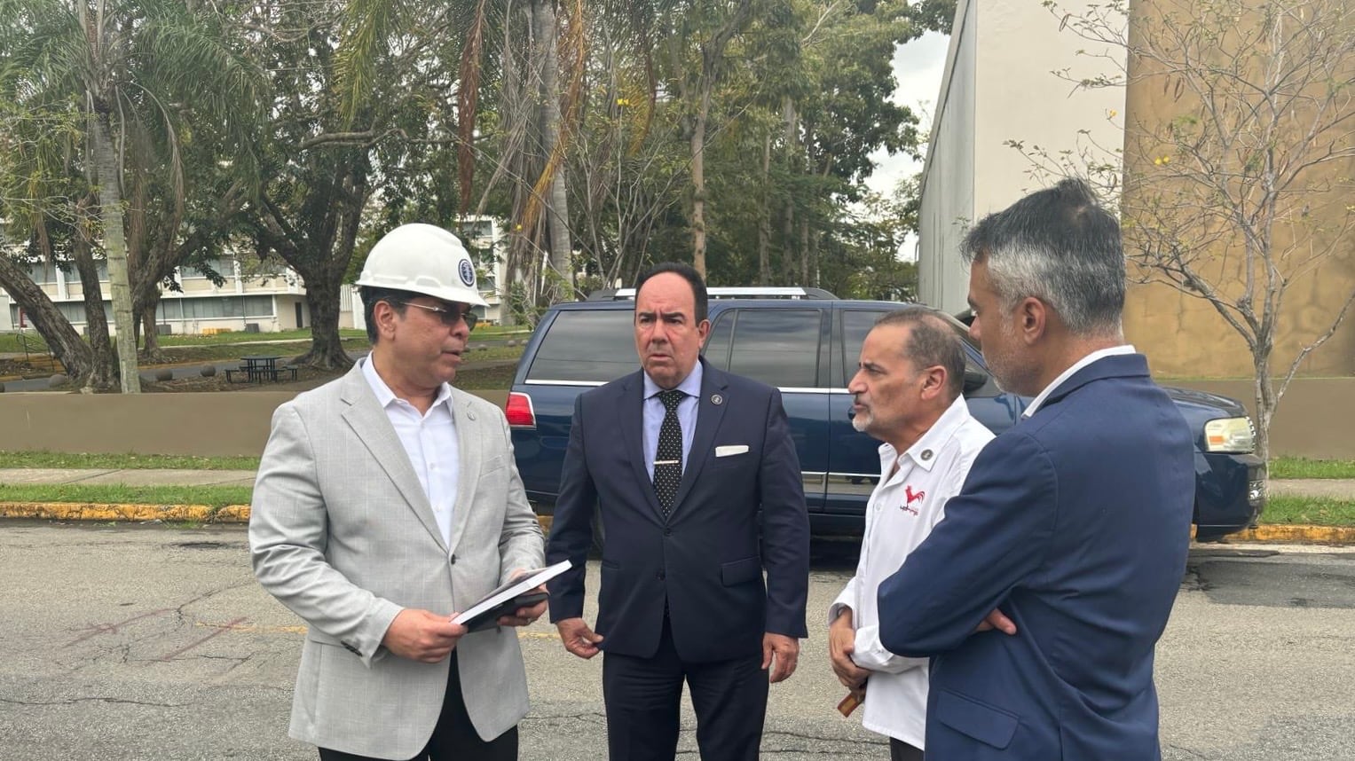 Presidente de la Universidad de Puerto Rico, Luis Ferrao Delgado junto al director ejecutivo de la Autoridad de Energía Eléctrica (AEE), Josué Colón