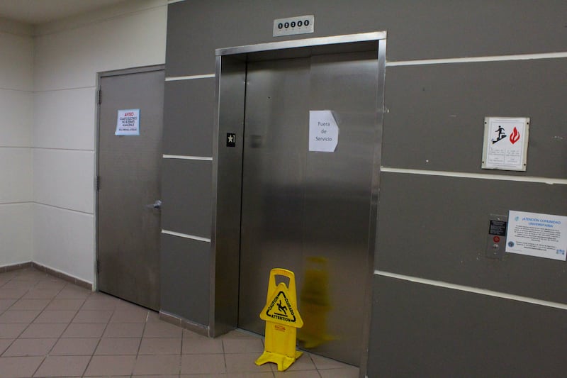 Desde el año pasado, un ascensor en el Recinto de Bayamón está fuera de servicio.
Foto por Víctor Rodríguez Velázquez | Centro de Periodismo Investigativo