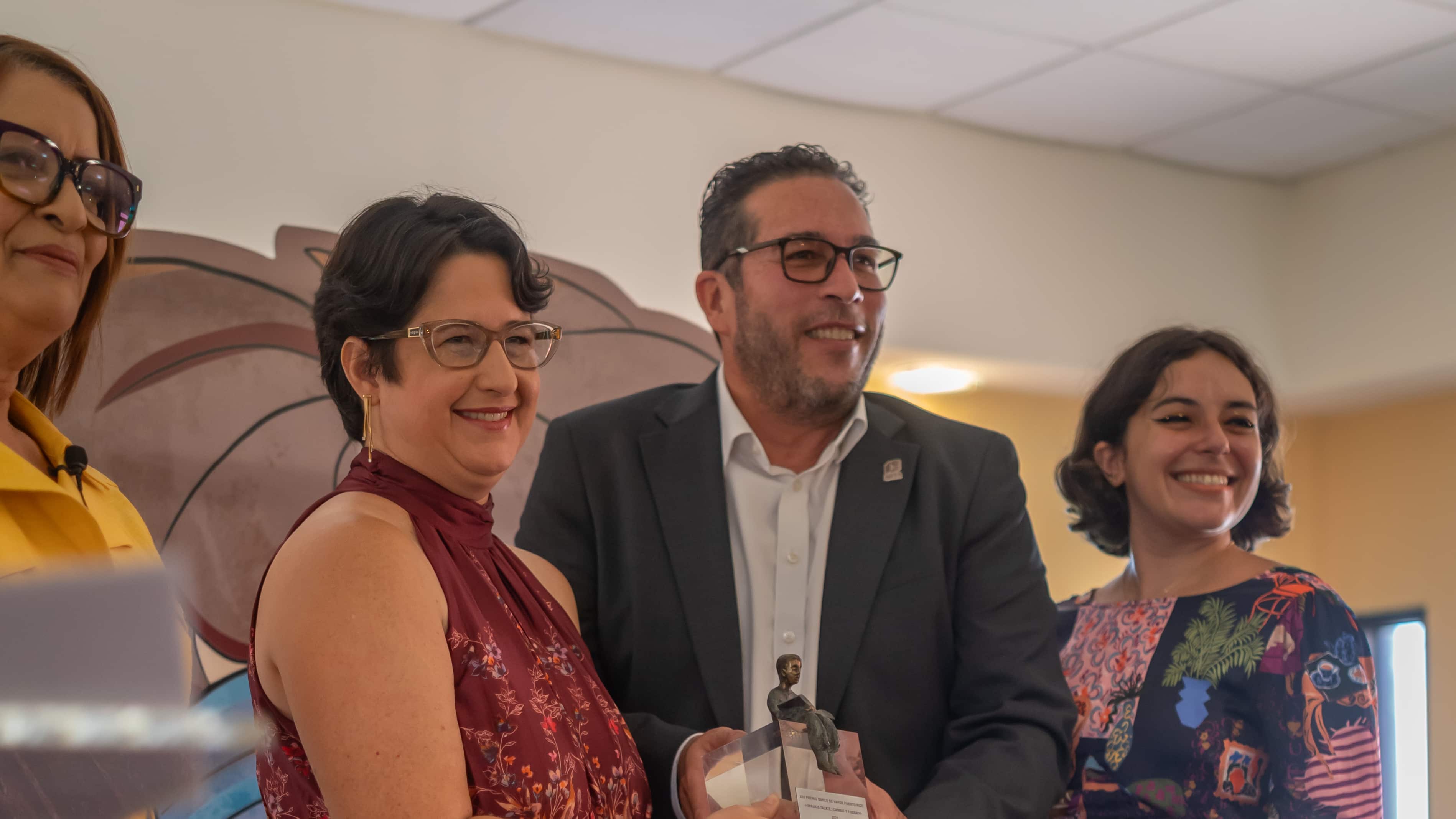 Sylma García González junto a Judy García, directora de la Fundación SM en Puerto Rico; Juan Reyes, director general de SM Puerto Rico y Ariana Rosado, editora de Literatura Infantil en SM Puerto Rico.