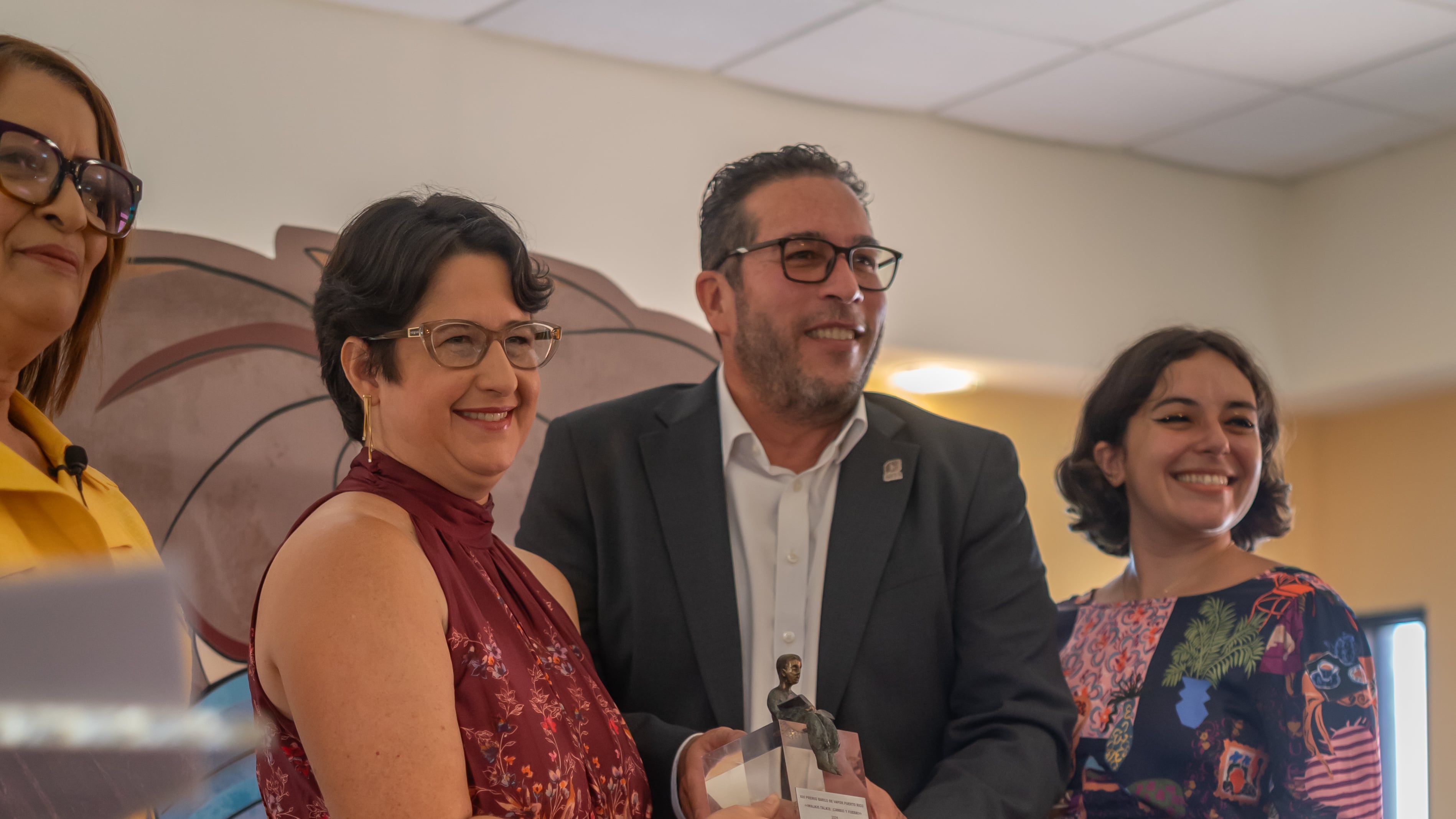 Sylma García González junto a Judy García, directora de la Fundación SM en Puerto Rico; Juan Reyes, director general de SM Puerto Rico y Ariana Rosado, editora de Literatura Infantil en SM Puerto Rico.