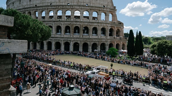 ROMA, ITALIA - 26 DE ABRIL: Un vehículo que transporta el ataúd del fallecido Papa Francisco pasa por el Coliseo el 26 de abril de 2025 en Roma, Italia. El Papa Francisco falleció el 21 de abril a la edad de 88 años. Nacido en Argentina como Jorge Mario Bergoglio, fue el primer latinoamericano y el primer jesuita en convertirse en Papa cuando fue elegido en 2013. Adoptó el nombre de Francisco en honor a San Francisco de Asís y promovió una versión más humilde del papado en comparación con muchos de sus predecesores. Será enterrado fuera del Vaticano en un sencillo ataúd de madera en la Basílica de Santa María la Mayor. (Foto por Andrei Pungovschi/Getty Images)