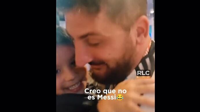 El niño se emociona al abrazar a un imitador de Messi, creyendo que realmente era él