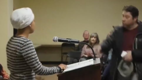 Hombre rocía con líquido a congresista demócrata Ilhan Omar