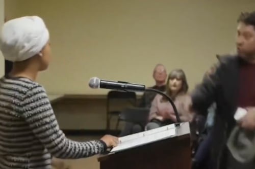 Hombre rocía con líquido a congresista demócrata Ilhan Omar en un mítin en Mineápolis