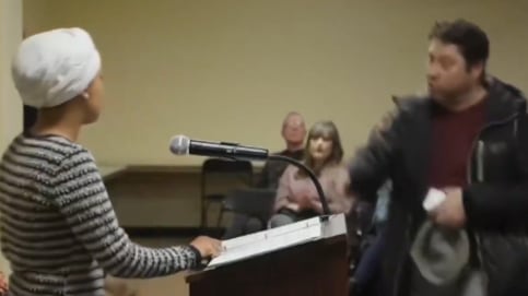 Hombre rocía con líquido a congresista demócrata Ilhan Omar