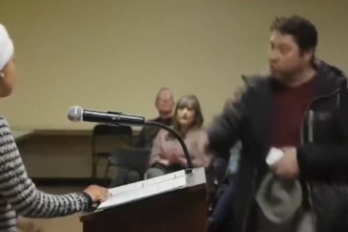 Justicia presenta cargos por agresión contra el hombre que atacó a la congresista Ilhan Omar