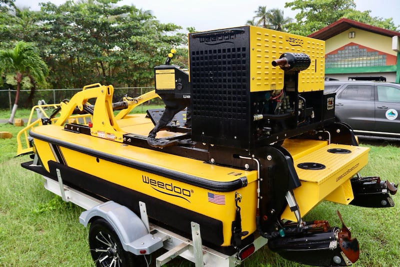 equipo pesado y embarcaciones utilizadas para la recolección de este material.