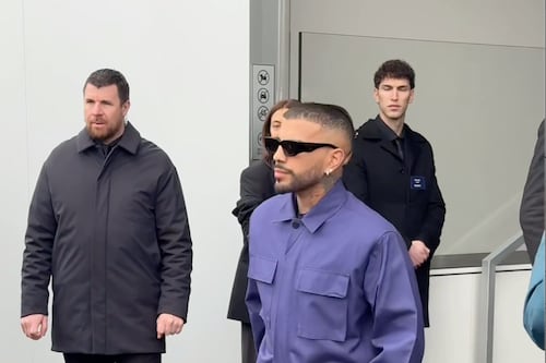 Rauw Alejandro dice presente en el desfile de Prada durante la Semana de la Moda Masculina de Milán