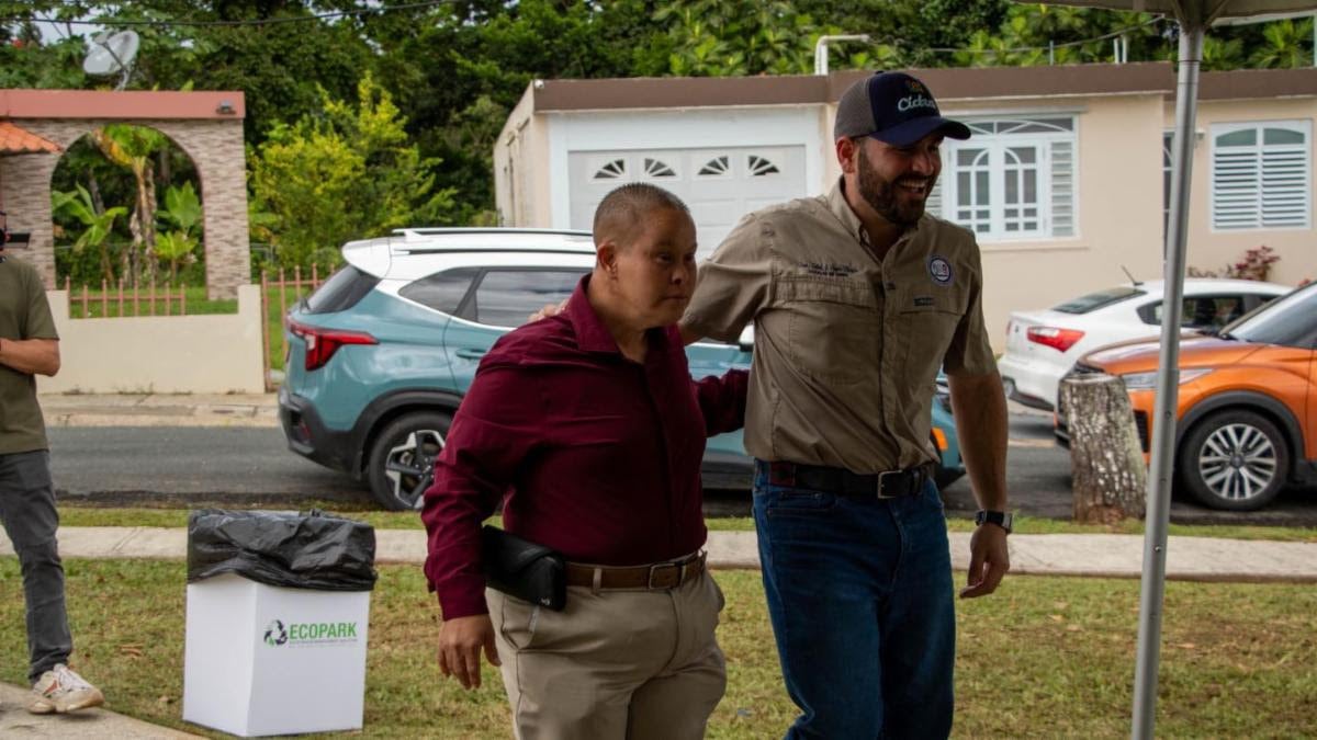 Héctor "Tito" Ramos Figueroa junto al alcalde Delvis J. Pagán Clavijo.